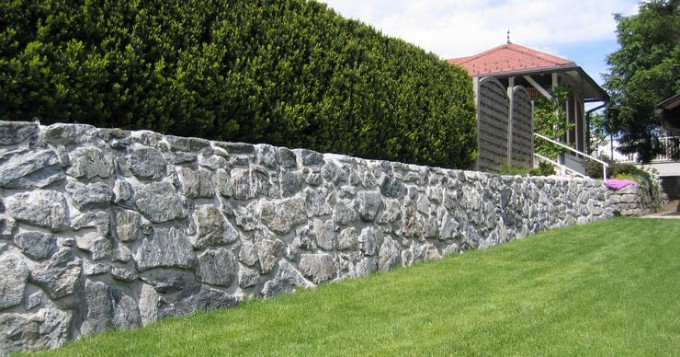 Natursteinmauer in Garten